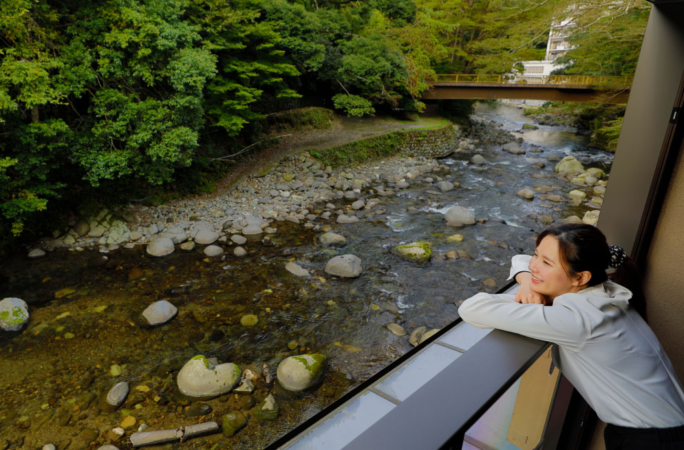たつた旅館 窓の下の渓流